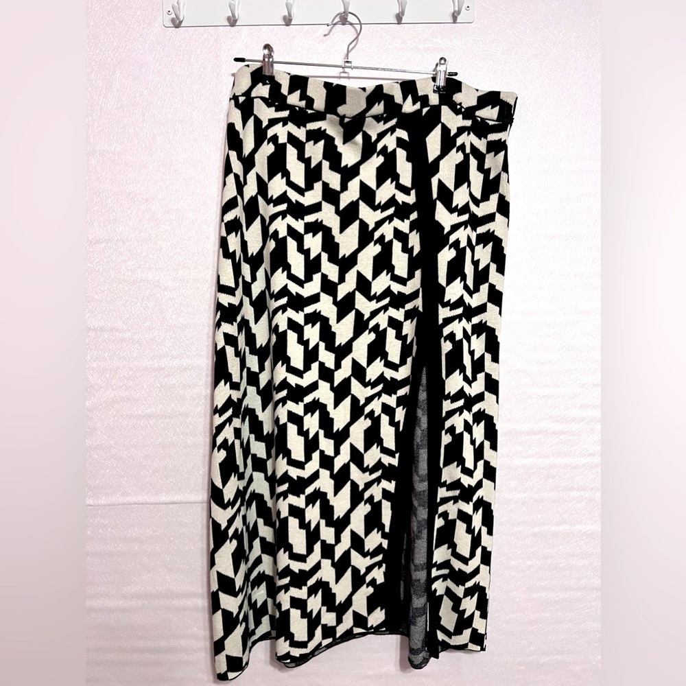 NWT Anstract Herringbone Houndstooth Black and White Sweater Skirt